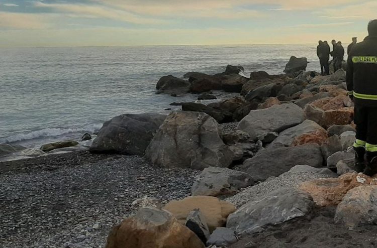 Ispica, parti di cadavere di una donna sulla spiaggia di Marina di Marza