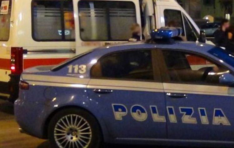 Cade dal terrazzo, morta per raggiungere il cane