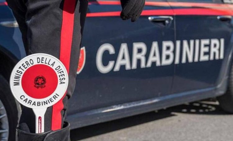 Rapina distributore con collo di bottiglia rotto: 2 arresti
