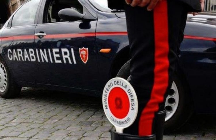 Ragusa, droga in casa e in un muretto di pietra a secco a Ibla