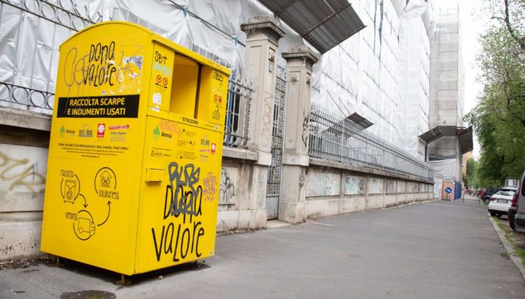Neonata trovata morta in un cassonetto in zona Città studi a Milano