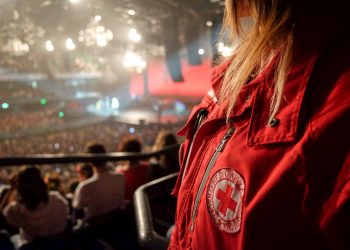 Eros Ramazzotti e stop concerto per malore fan: il video sui social