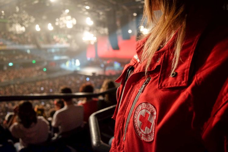 Eros Ramazzotti e stop concerto per malore fan: il video sui social