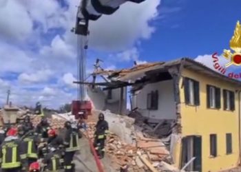 Esplosione distrugge casa nel Lucchese, un morto e 6 feriti