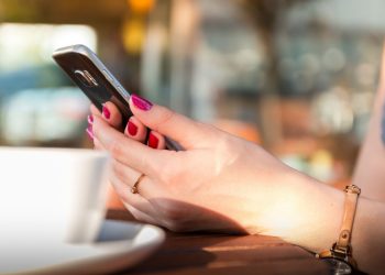 Dipendenza da smartphone: i sintomi da non sottovalutare