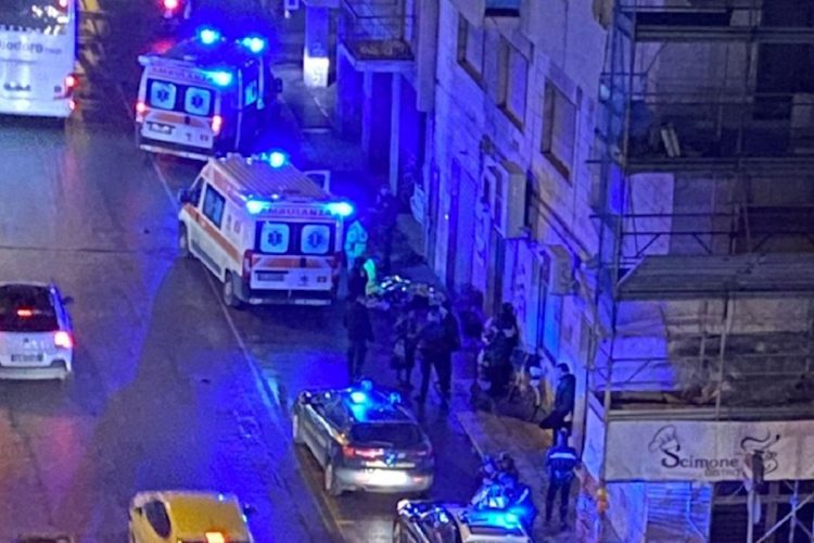 Donna in bici si accascia e muore a Palermo