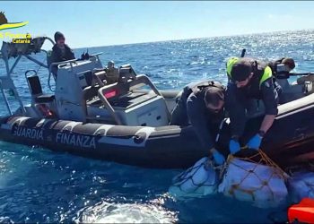 Droga, sequestro record in mare: 2 tonnellate di cocaina del valore di 400 milioni di euro