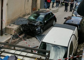 Incidente a Comiso: auto sfonda ringhiera e vola giù