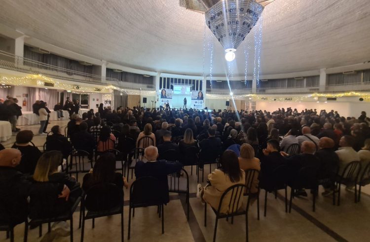 La carica e l’entusiasmo di 72 Comisani con Maria Rita Schembari: presentati i 4 assessori