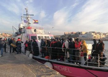 Migranti, 21 sbarchi in poche ore a Lampedusa: è emergenza