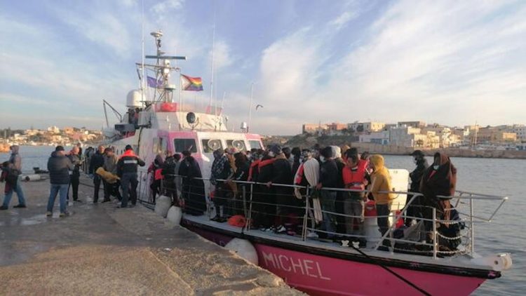 Migranti, 21 sbarchi in poche ore a Lampedusa: è emergenza