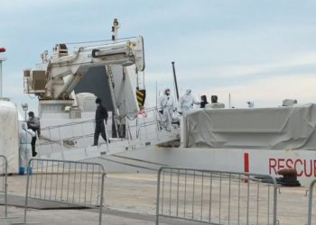 Pozzallo, sbarco migranti da nave Diciotti: sono 305