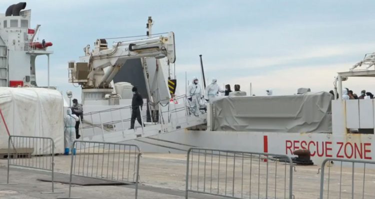 Pozzallo, sbarco migranti da nave Diciotti: sono 305