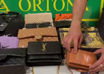 In vetrina a Ortona abbigliamento griffato contraffatto