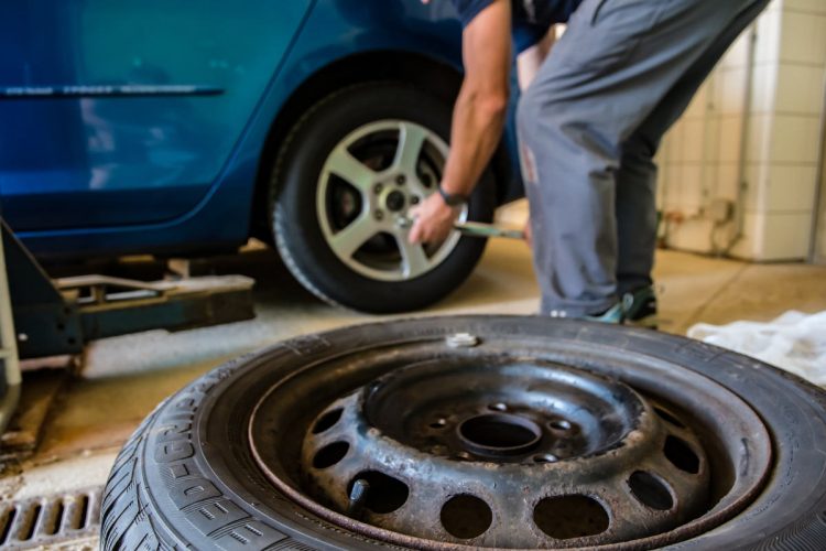 Cambio pneumatici 2023: quando sostituire le gomme per non rischiare multa fino a 1700 euro