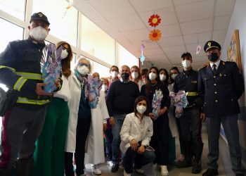 Vittoria: Polizia consegna uova di pasqua ai bambini ricoverati all'Ospedale di Vittoria