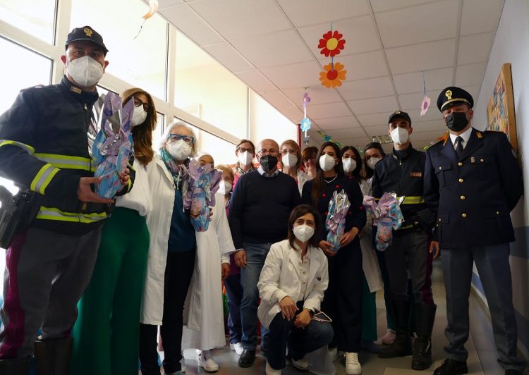Vittoria: Polizia consegna uova di pasqua ai bambini ricoverati all'Ospedale di Vittoria