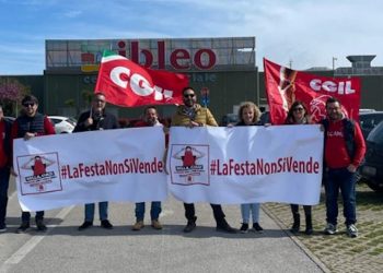 25 aprile "La Festa non si vende". Protesta davanti al Centro commerciale aperto