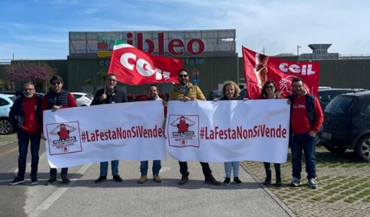 25 aprile "La Festa non si vende". Protesta davanti al Centro commerciale aperto
