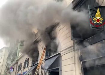 Densa nuvola di fumo per un incendio in un negozio a Genova