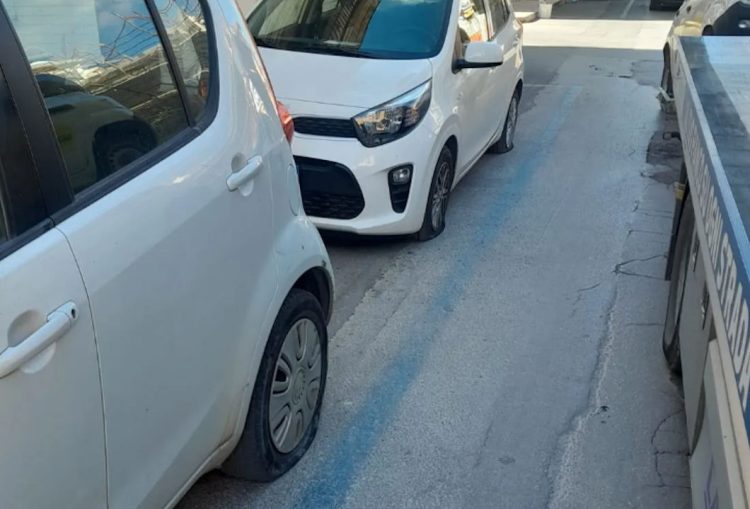 Raid vandalico a Vittoria, 11 auto con le ruote forate: denunciato 29enne