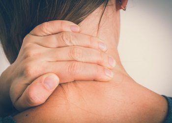 Cosa accade al collo quando sentiamo il rumore dello scrocchio? E' pericoloso per la salute?