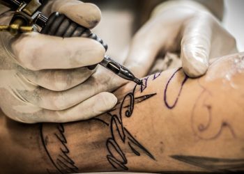Effetti tatuaggi sulla pelle e rischi per la salute