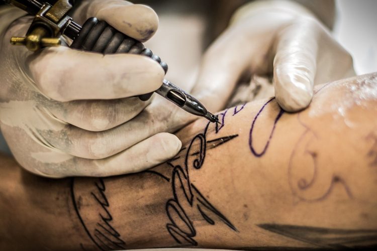 Effetti tatuaggi sulla pelle e rischi per la salute