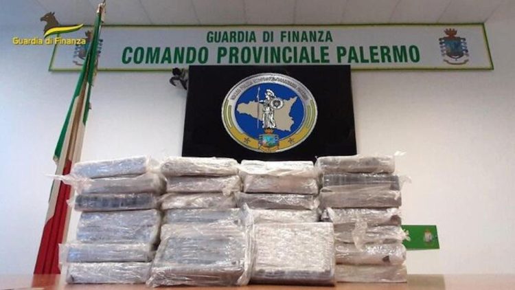 Traffico di droga tra la Calabria e la Sicilia: 21 arresti