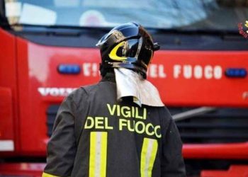 Scende in un sottoscala allagato per un guasto e muore folgorato