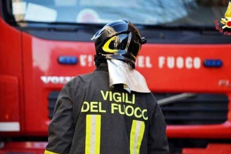 Scende in un sottoscala allagato per un guasto e muore folgorato
