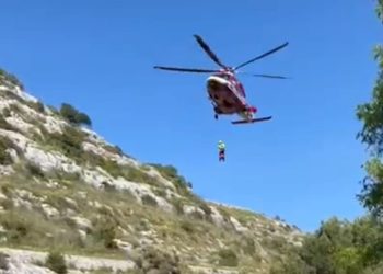 Due motociclisti cadono in una grotta di Cava Misericordia a Ragusa: salvati dall'elicottero dei vigili del fuoco