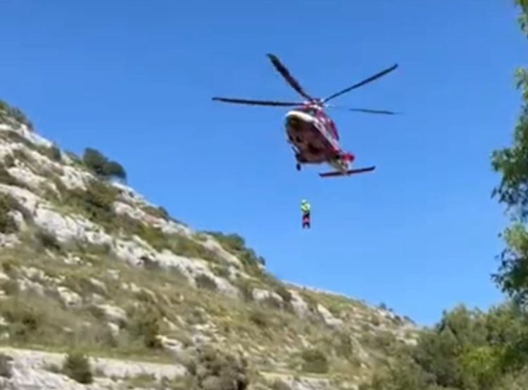 Due motociclisti cadono in una grotta di Cava Misericordia a Ragusa: salvati dall'elicottero dei vigili del fuoco