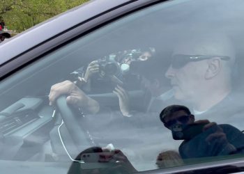 Berlusconi, il figlio Luigi lascia San Raffaele “sta meglio”