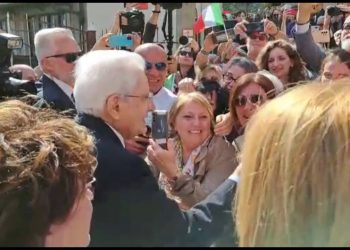 Fuoriprogramma “rosanero” per Mattarella, firma sciarpa a tifosa