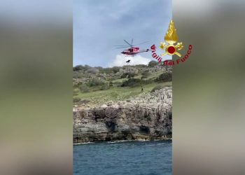 Uomo infortunato sugli scogli nel Salento, le immagini dei soccorsi