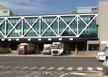 A Fiumicino orologi contraffatti in arrivo dalla Cina, le immagini