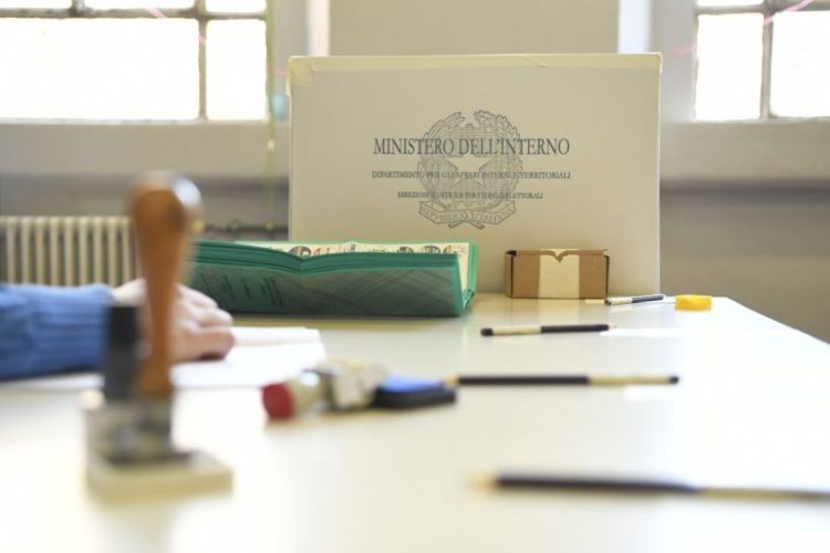 Amministrative, seggi aperti in 595 comuni. Affluenza in calo