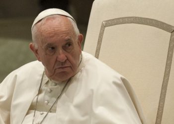 Papa “Le armi distruggono ogni speranza di pace”
