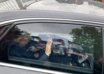 Silvio Berlusconi dimesso dall’ospedale “L’incubo è finito, ho vinto ancora”