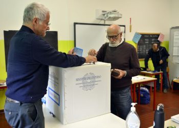 Amministrative, seggi aperti in Sicilia, Sardegna e per i ballottaggi. Cala affluenza
