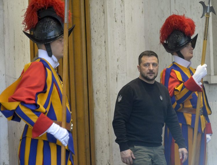 Zelensky “Putin è isolato, le sue difficoltà avvicinano la pace”