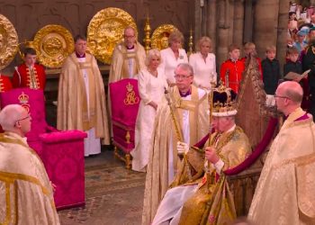 Carlo III incoronato Re, sovrano di un regno nuovo e diverso