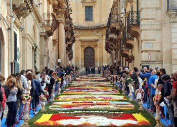 Infiorata di Noto 2023: 400mila fiori per Noto è Cinema
