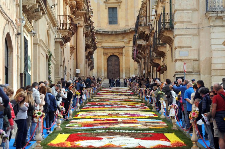 Infiorata di Noto 2023: 400mila fiori per Noto è Cinema