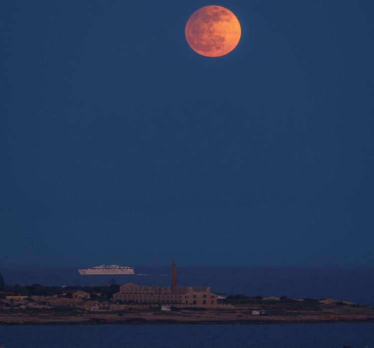 Luna piena sulla Fornace Penna di Sampieri