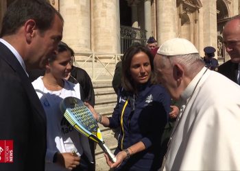 Asta benefica per racchetta da padel autografata dal Papa