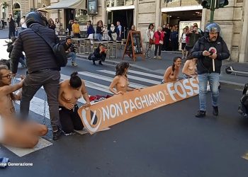 Roma, a seno nudo per l’ambiente. Protesta di Ultima Generazione