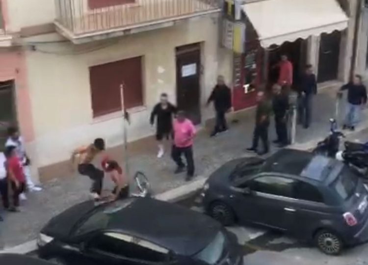 Grave episodio di violenza a Scoglitti: due tunisini aggrediscono tabaccaio e danneggiano auto in sosta