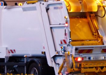 Operaio di 48 anni cade dentro un autocompattatore e muore